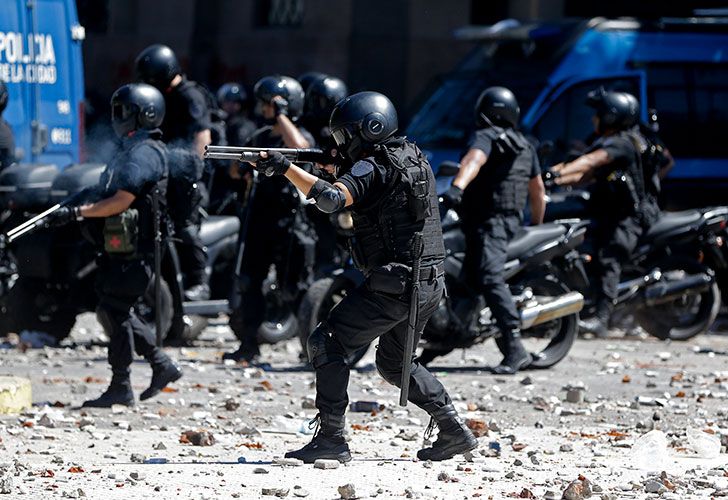 Fuerte enfrentamiento entre manifestantes y la policía