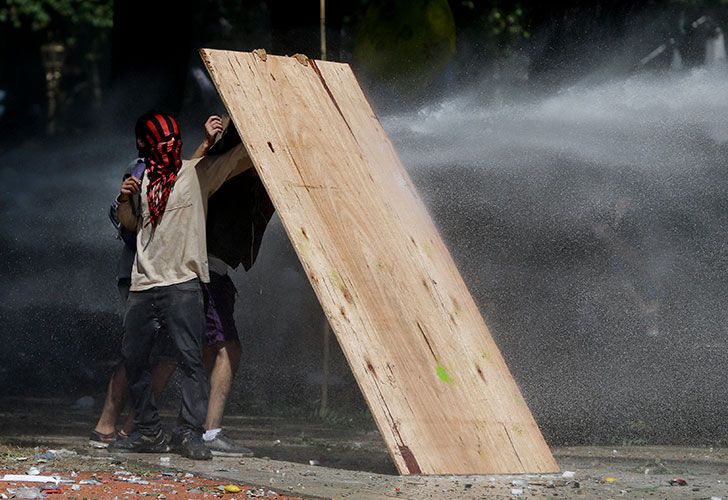 Fuerte enfrentamiento entre manifestantes y la policía