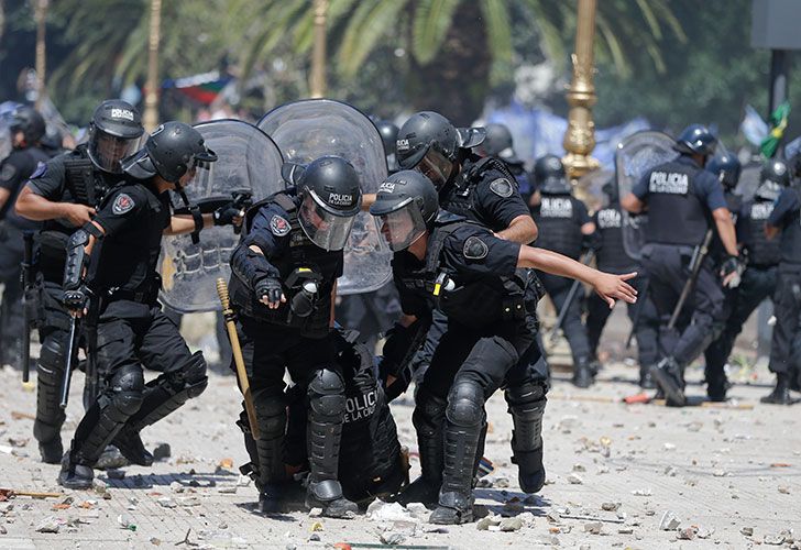 Siguen los enfrentamientos entre policías y manifestantes