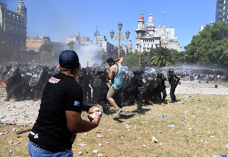 Violento enfrentamiento entre policías y manifestantes