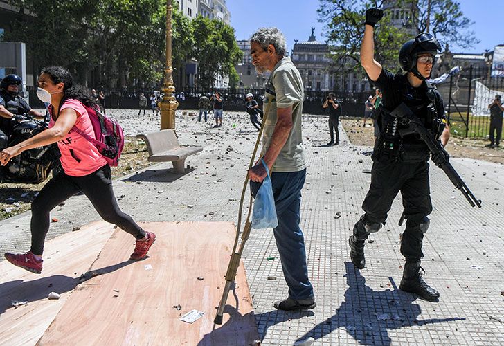 Violento enfrentamiento entre policías y manifestantes