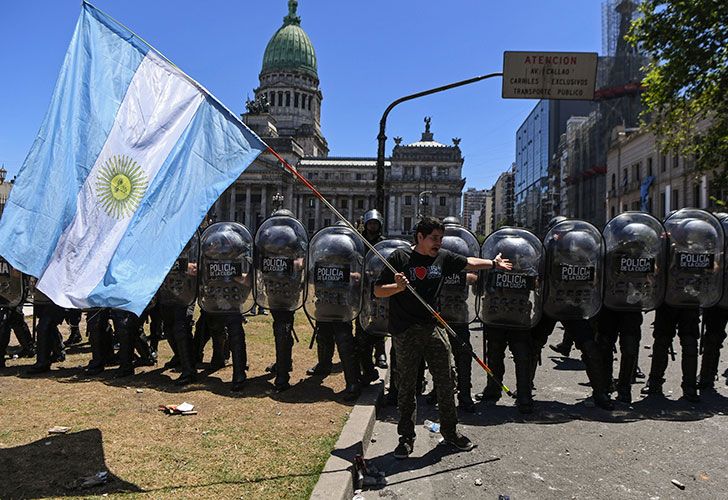 Violento enfrentamiento entre policías y manifestantes