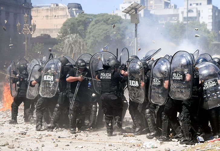 Violento enfrentamiento entre policías y manifestantes