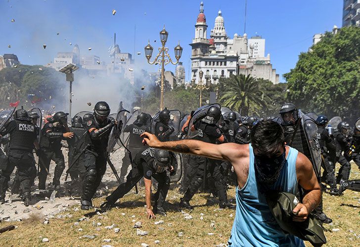 Violento enfrentamiento entre policías y manifestantes