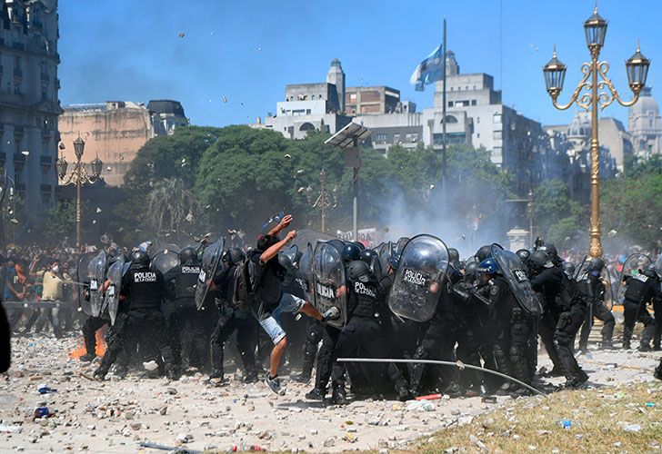 Violento enfrentamiento entre policías y manifestantes