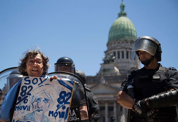 Incidentes en las inmediaciones del congreso mientras se debate el proyecto de reforma previsional