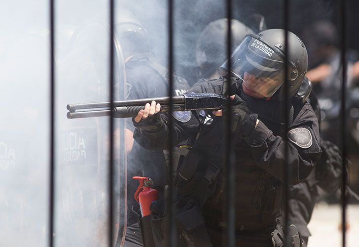 Incidentes en las inmediaciones del congreso mientras se debate el proyecto de reforma previsional