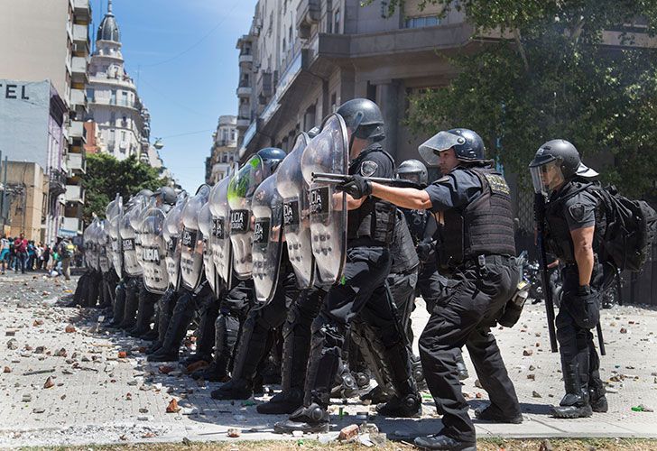 Incidentes en las inmediaciones del congreso mientras se debate el proyecto de reforma previsional