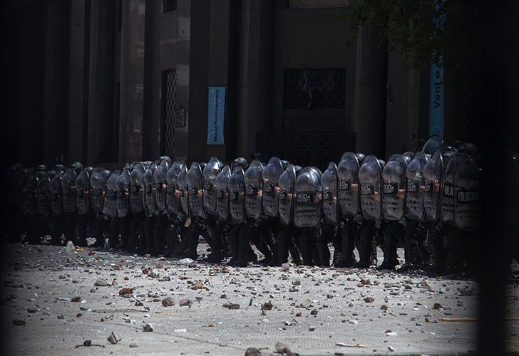 Incidentes en las inmediaciones del congreso mientras se debate el proyecto de reforma previsional