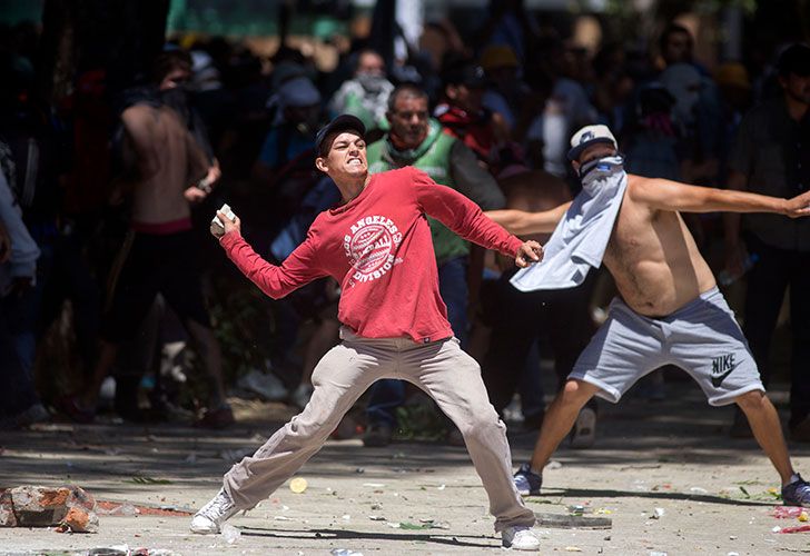 Incidentes en las inmediaciones del congreso mientras se debate el proyecto de reforma previsional