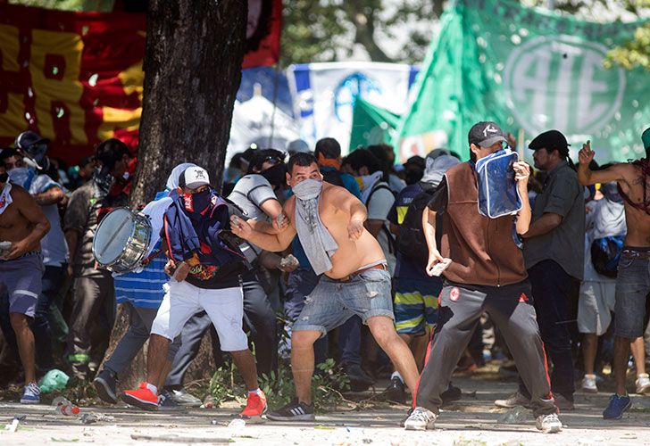 Incidentes en las inmediaciones del congreso mientras se debate el proyecto de reforma previsional