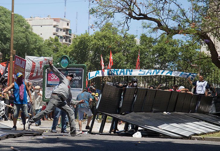 Incidentes en las inmediaciones del congreso mientras se debate el proyecto de reforma previsional