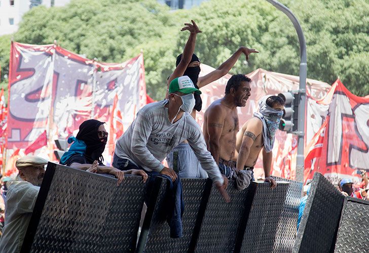 Incidentes en las inmediaciones del congreso mientras se debate el proyecto de reforma previsional