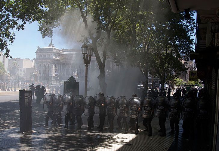 Incidentes en las inmediaciones del congreso mientras se debate el proyecto de reforma previsional