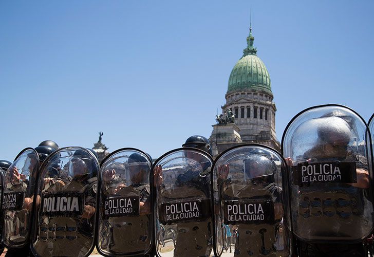 Incidentes en las inmediaciones del congreso mientras se debate el proyecto de reforma previsional