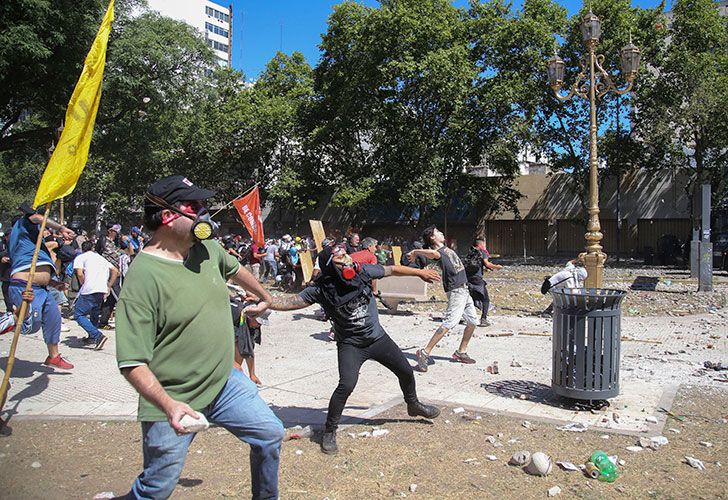 Incidentes entre manifestantes y la policía