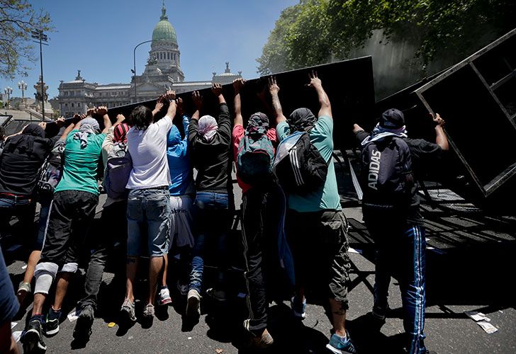 Incidentes entre manifestantes y la policía