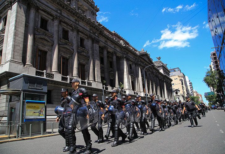 Efectivos de la Policía de la Ciudad rodean el congreso donde hoy se tratara la reforma previsional.