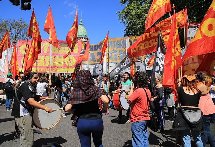 Manifestantes llegan a las inmediaciones del congreso para protestar contra la reforma previsional.