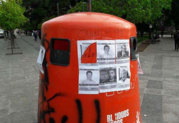 Los afiches que se pegaron en las calles de Salta.