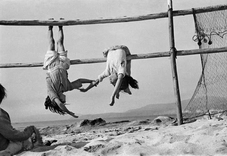 Chile. Aldea de Los Horcones. Las hijas del pescador. 1956