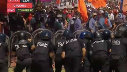 Dos bandos, mientras uno buscan mantener el orden; otros, no.