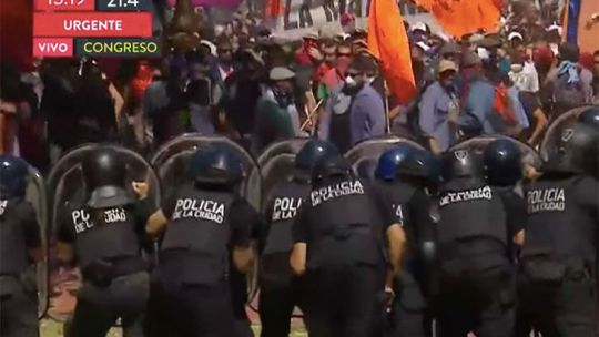 Dos bandos, mientras uno buscan mantener el orden; otros, no.
