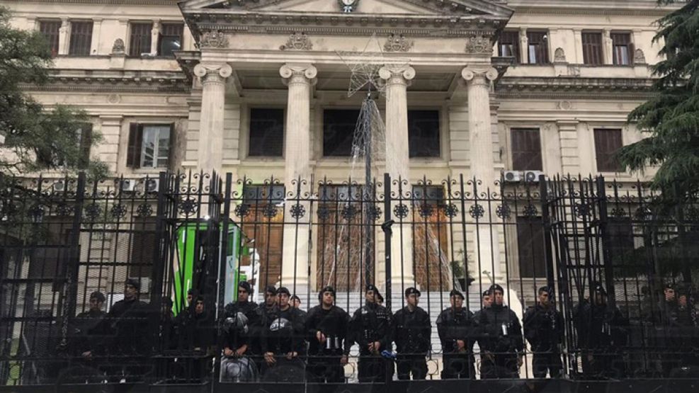 Decenas de agentes de la bonaerense protegen el parlamento provincial