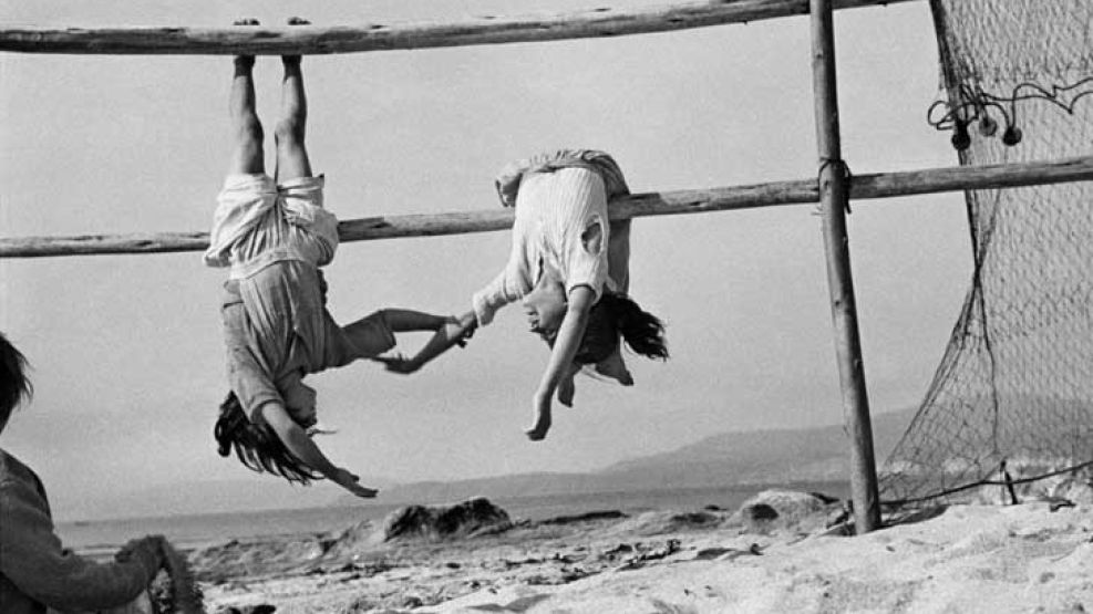 Chile. Aldea de Los Horcones. Las hijas del pescador. 1956
