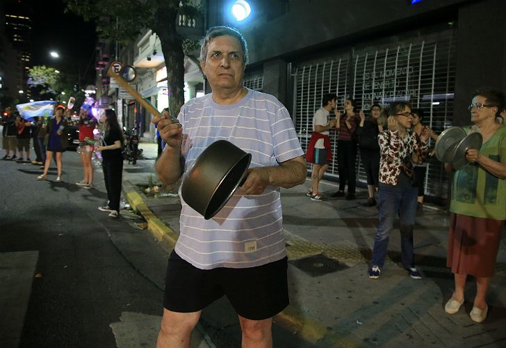 Vecinos porteños autoconvocados realizan esta noche diversos cacerolazos en las esquinas de sus barrios.