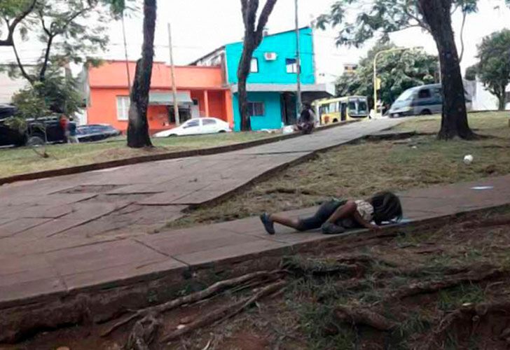 La foto fue captada por Patricia Fernandez, una periodista que pasaba por la plaza.