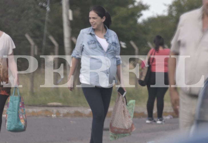 Mónica García de la Fuente, pareja de Amado Boudou, visita al exvicepresidente en Ezeiza. Sus mellizos nacerían a fines de enero.