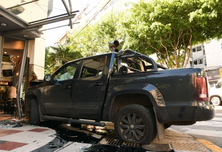 La camioneta se incrustó en una confitería. 