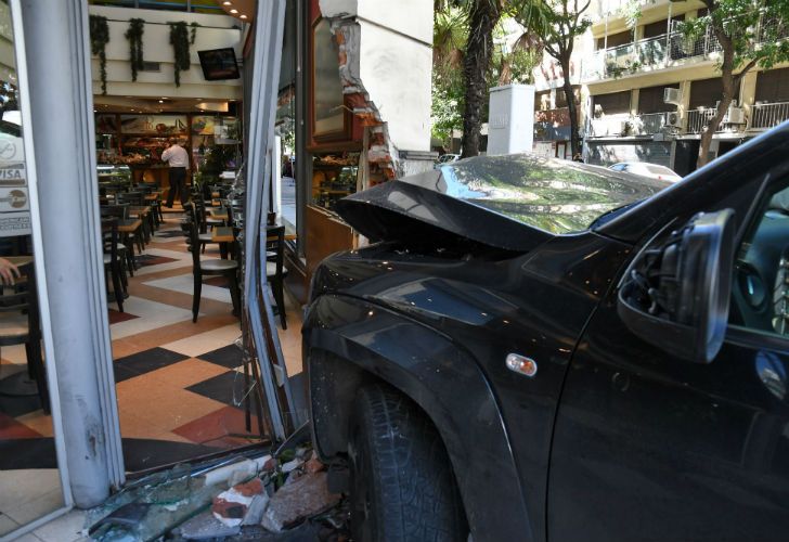 La camioneta se incrustó en una confitería. 