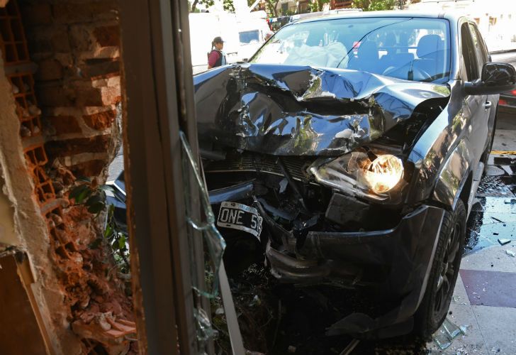 La camioneta se incrustó en una confitería. 