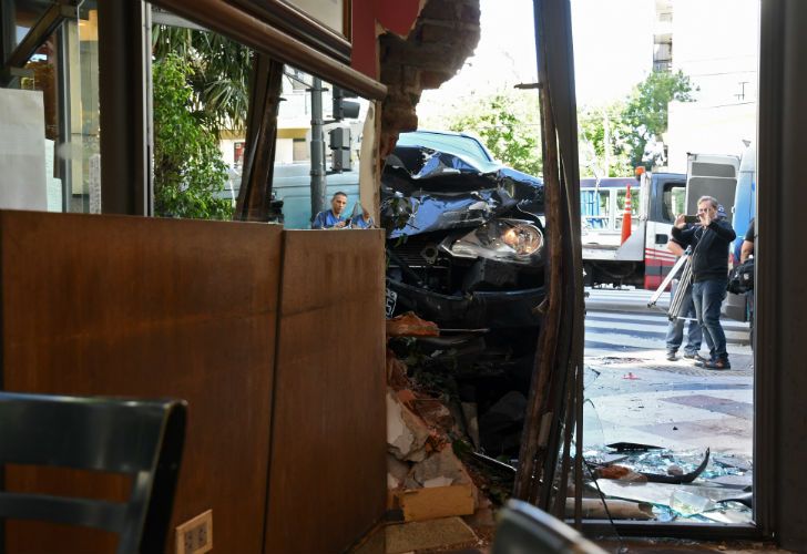 La camioneta se incrustó en una confitería. 