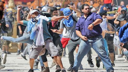 Ley de la selva. Hay un repudio unánime a que grupos de agresores con piedras y palos hayan perseguido y atacado a noveles policías de la Ciudad de Buenos Aires.