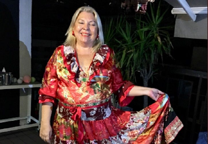  Elisa Carrió, celebró la Navidad con un colorido vestido y dejó su deseo a través de las redes sociales: "El Niño Dios nos bendiga arrancando la violencia de los corazones y nos traiga la paz. Un beso y un abrazo enorme"