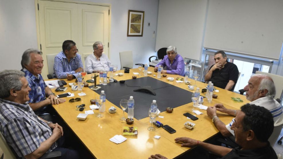 Referentes de la CGT mantuvieron un encuentro reservado con los ex líderes de la central.