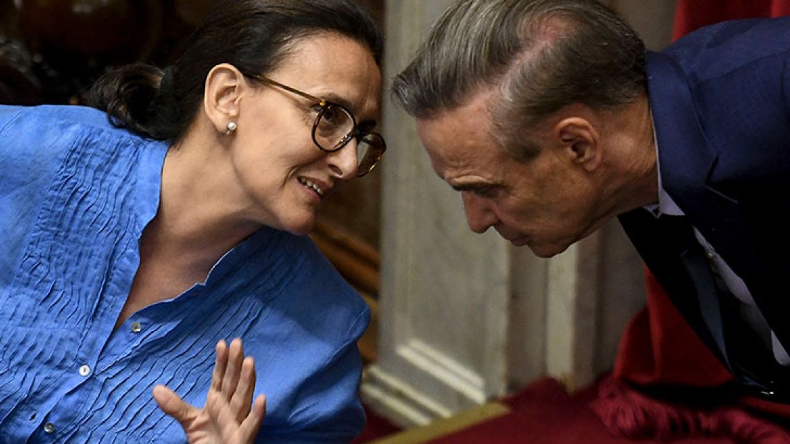 Vice-president Gabriela Michetti speaks to Senate minority leader Miguel Angel Pichetto during the Wednesday 28, 2017 sessions.