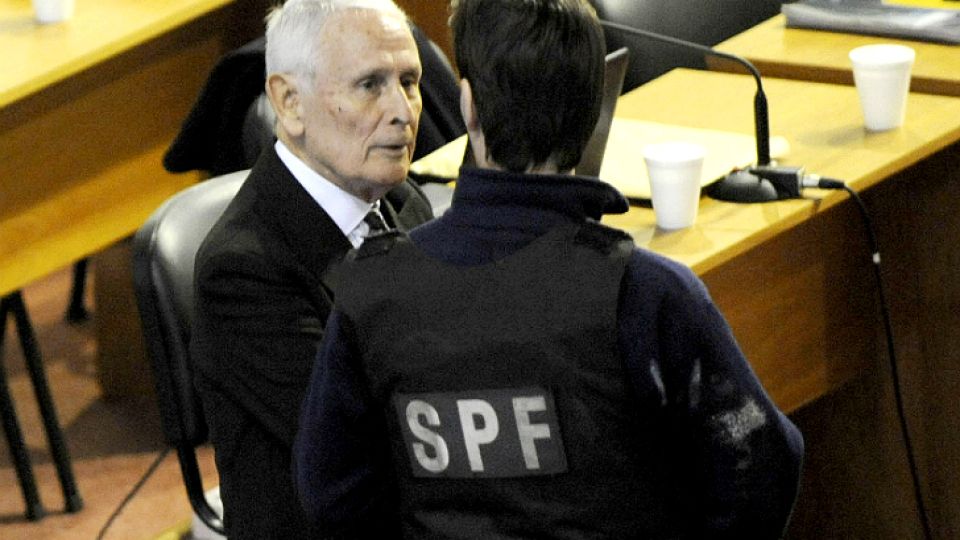 El represor Miguel Etchecolatz recibió el beneficio de la domiciliaria.
