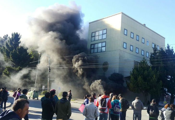 Incidentes frente a la Legislatura de Santa Cruz. 