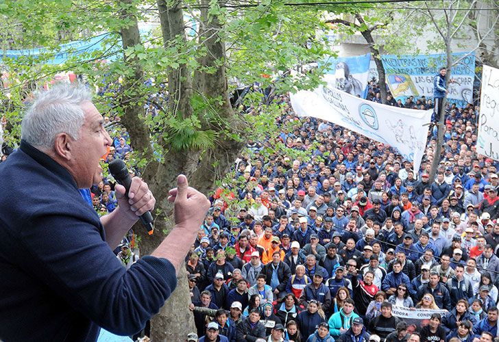 El secretario General de la UOCRA La Plata, Juan Pablo Pata Medina, anunció esta mañana la paralización de la totalidad de las obras en construcción en la capital bonaerense y en la región como respuesta a una investigación en su contra que lleva adelante la justicia penal de Quilmes. 