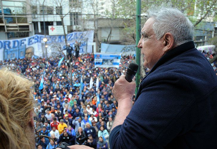 El secretario General de la UOCRA La Plata, Juan Pablo Pata Medina, anunció esta mañana la paralización de la totalidad de las obras en construcción en la capital bonaerense y en la región como respuesta a una investigación en su contra que lleva adelante la justicia penal de Quilmes.