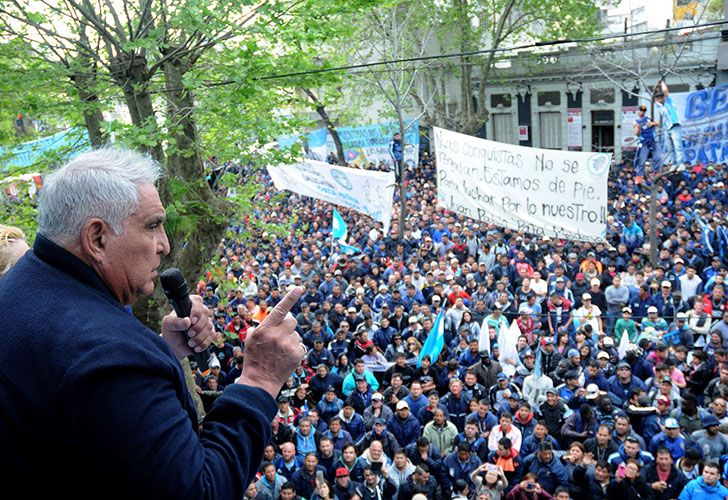 El secretario General de la UOCRA La Plata, Juan Pablo Pata Medina, anunció esta mañana la paralización de la totalidad de las obras en construcción en la capital bonaerense y en la región como respuesta a una investigación en su contra que lleva adelante la justicia penal de Quilmes. 