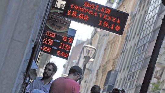 Calor. La temperatura siguió en alza pero el dólar trajo alivio, con una baja de 55 centavos.