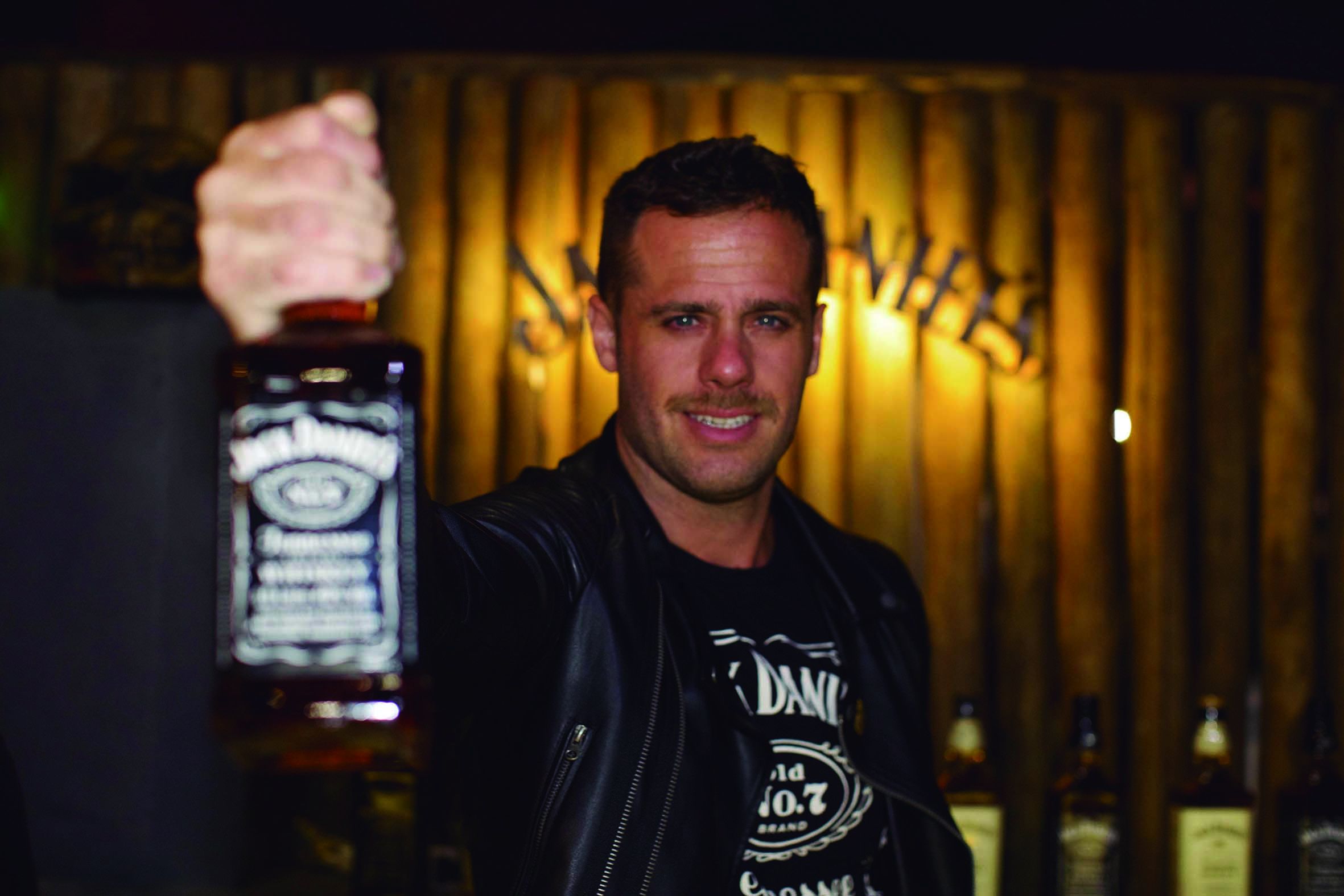 el-brand-ambassador-de-jack-daniels-gustavo-vocke-deleitando-a-los-riders-con-los-mejores-tragos-en-el-festejo