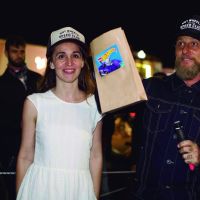 cecilia-cesario-de-hot-wheels-junto-a-federico-bonomi-en-el-sorteo-de-la-honda-xr250-tornado-0km-customizada