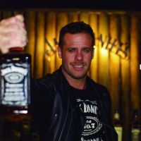 el-brand-ambassador-de-jack-daniels-gustavo-vocke-deleitando-a-los-riders-con-los-mejores-tragos-en-el-festejo