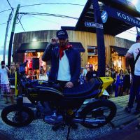 luca-bonomi-junto-a-la-motocicleta-customizada-por-hcg-y-hot-wheels-que-fue-sorteada